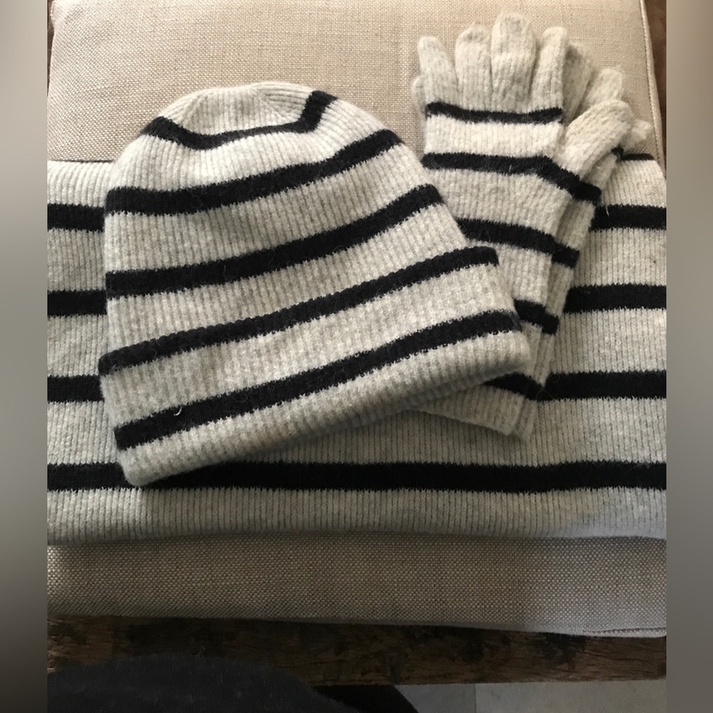 EUC Like New J. Crew Supersoft Merino Alpaca Rib Knit Hat, Scarf and Glove Set